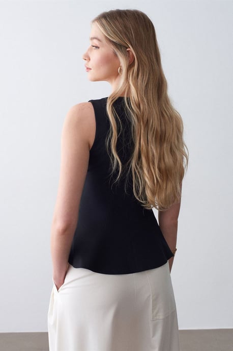 Aangesneden Mouwloze Crêpe Peplum Blouse - Image 2