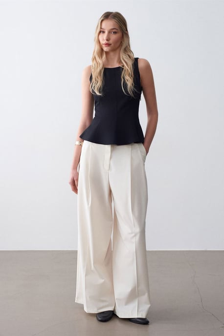 Aangesneden Mouwloze Crêpe Peplum Blouse - Image 4
