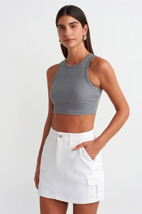 Kvinnors ribbad ärmlös crop top - Image 1