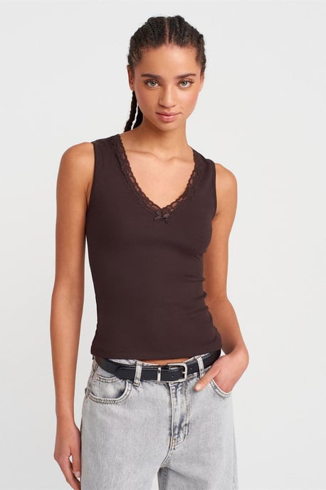 Sleeveless Lace Ribbed V-neck Blouse - Image 3