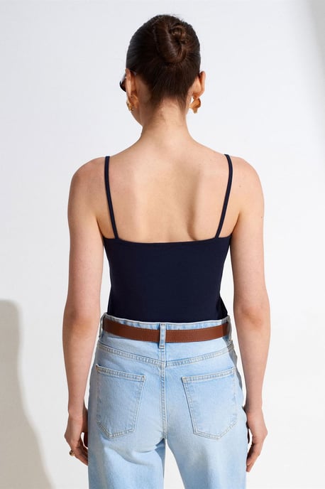 Slim-fit ärmlös blus med fyrkantig halsringning - Image 2