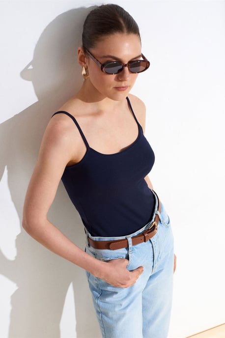 Slim-fit ärmlös blus med fyrkantig halsringning - Image 3