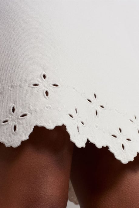 Broderad ärmlös miniklänning - Image 4