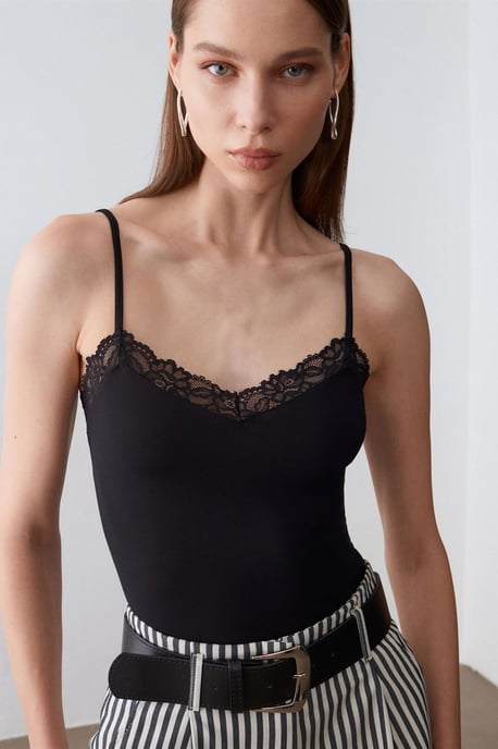 Slim Fit Ärmlös V-ringad Cami Blus - Image 3
