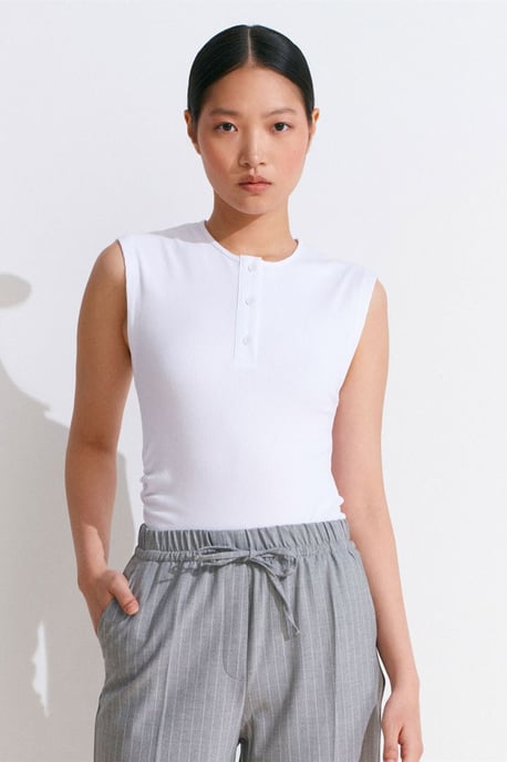 Sleeveless Ribbed Button-Front Blouse - Image 3