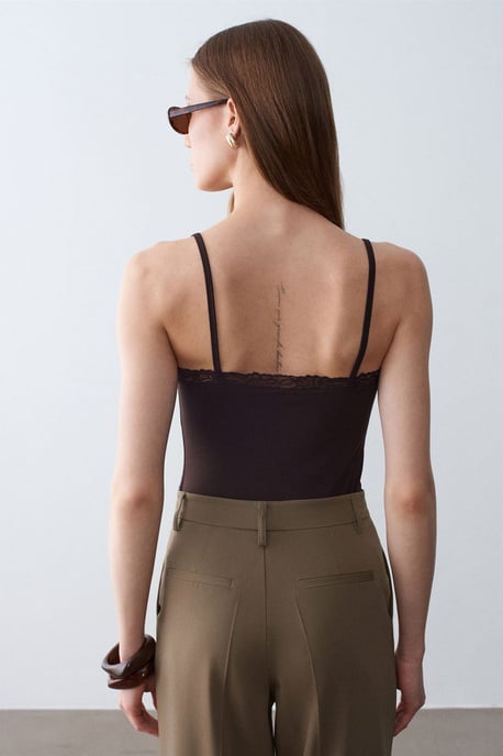 Slim Fit Ärmlös V-ringad Cami Blus - Image 2