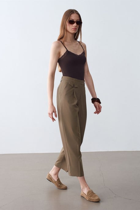 Slim Fit Ärmlös V-ringad Cami Blus - Image 4