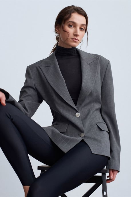 Figurformad crepe-blazer med sjalkrage - Image 2