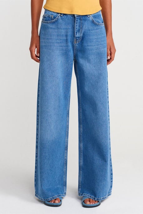 Högmidjade vida denimjeans - Image 4