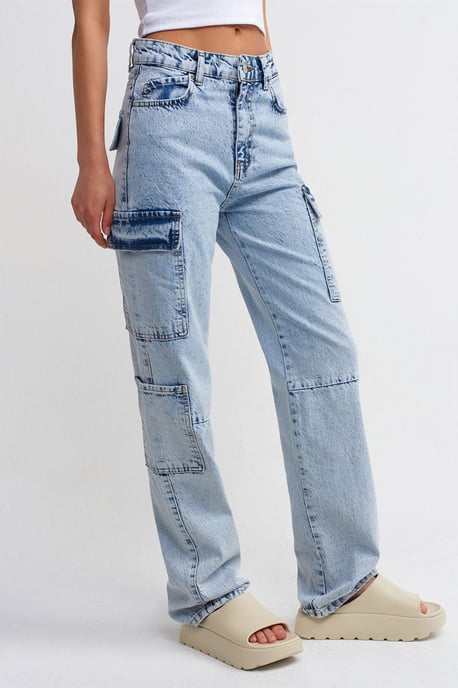 High-Waist Wide-Leg Cargo Jeans - Image 3