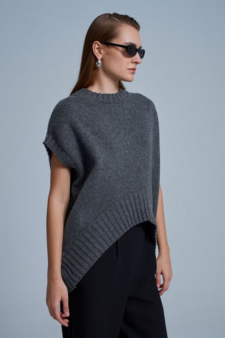 Oversized Ribbed Knit Sweater Vest - Image 2