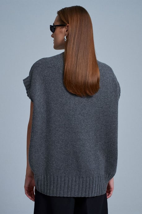 Oversized Ribbed Knit Sweater Vest - Image 3