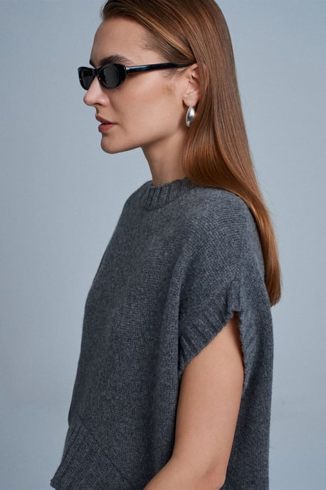 Oversized Ribbed Knit Sweater Vest - Image 4