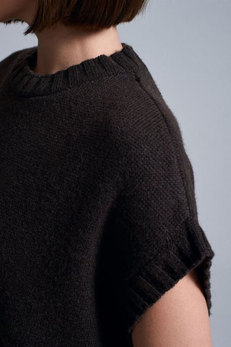 Oversized Ribbed Knit Sweater Vest - Image 3