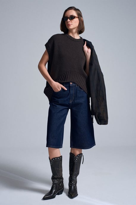 Oversized Ribbed Knit Sweater Vest - Image 4