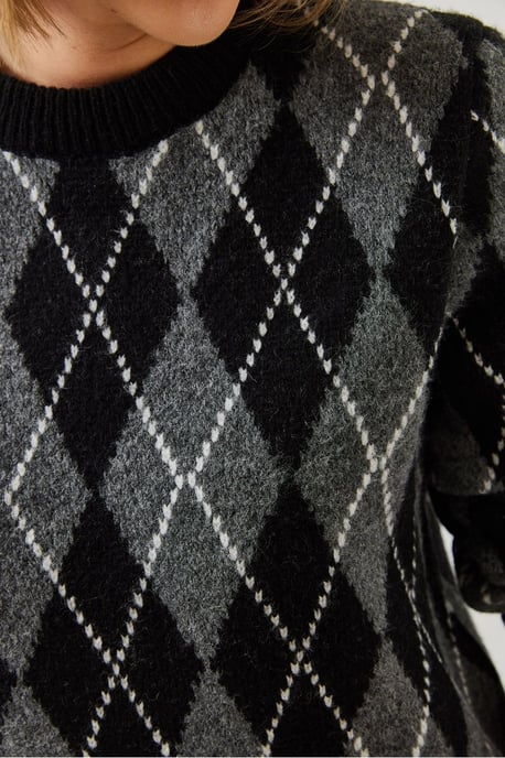 Baklava Pattern Crew Neck Knitted Sweater - Image 2