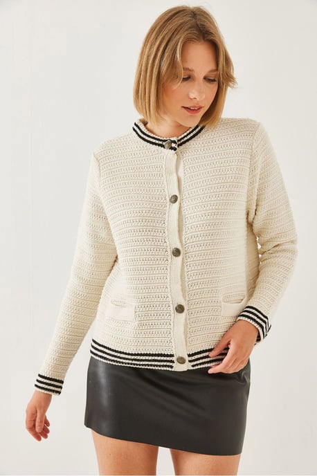 Textured Knitwear Cardigan with Button Closure and Pockets - Image 4