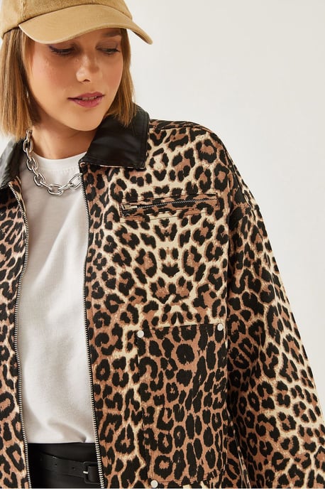 Leopardmönstrad konstläderjacka med pompom - Image 4