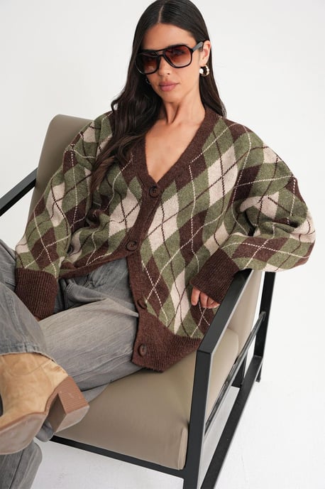 Oversize Argyle V-Neck Buttoned Cardigan - Image 3