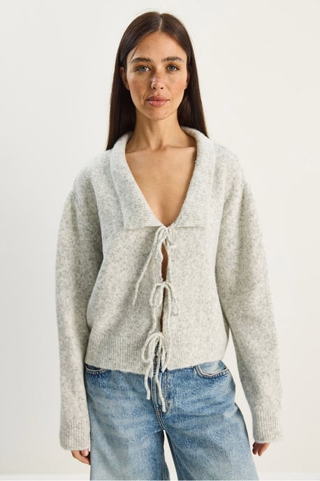 Oversized V-ringad kofta med knytning och ribbad struktur - Image 3
