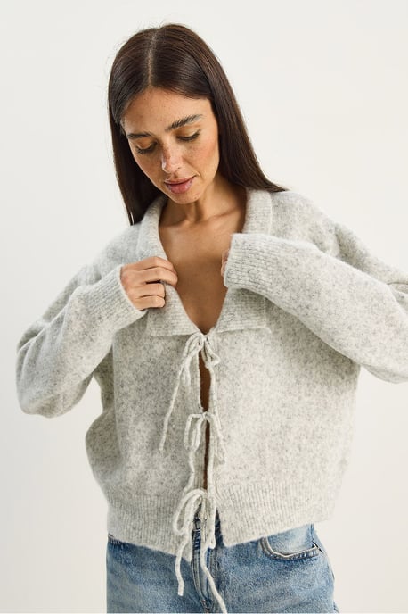 Oversized V-ringad kofta med knytning och ribbad struktur - Image 5