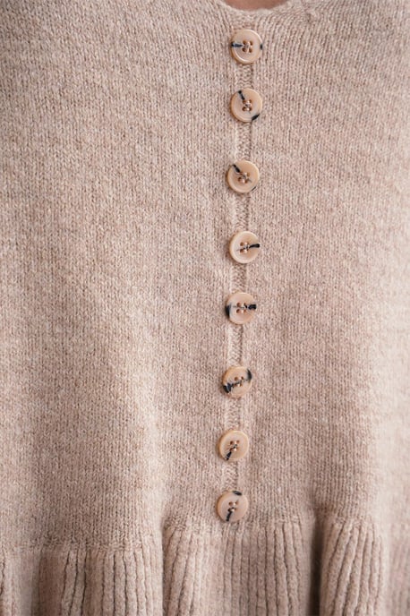 Lichte V-hals gebreide top met knoopdetails - Image 6