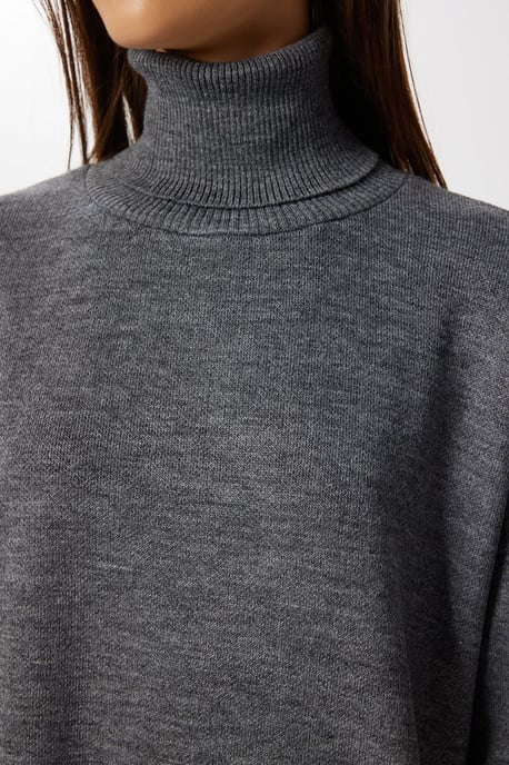 Textured Oversized Turtleneck Sweater - Image 5