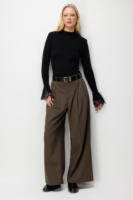 Slim Fit Ribbad Stickad Tröja med Rund Halsringning - Image 3