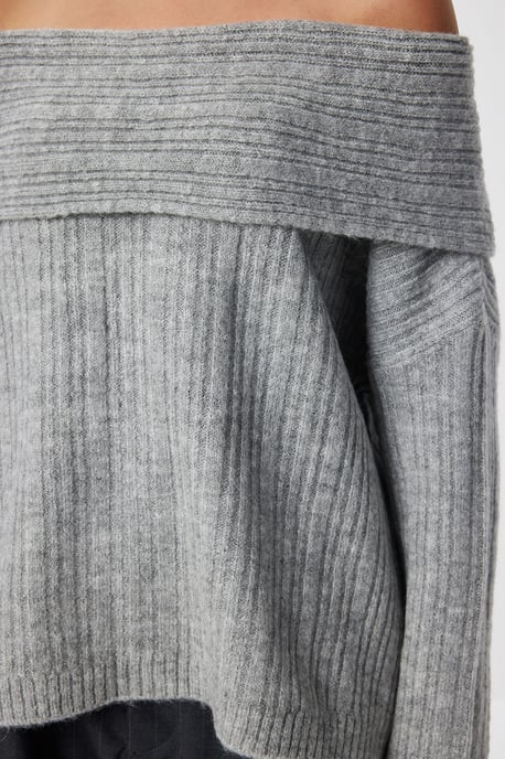 Bekväm Off Shoulder Texturerad Stickad Tröja med Madonna Krage - Image 4