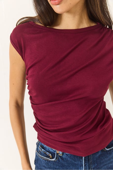 Figurvänlig ärmlös blus med rund hals - Image 6
