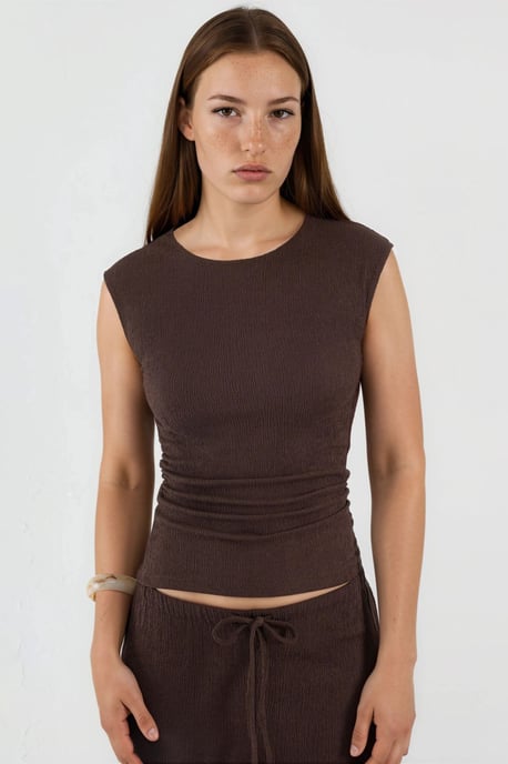 Ribbad ärmlös blus med rund hals - Image 6