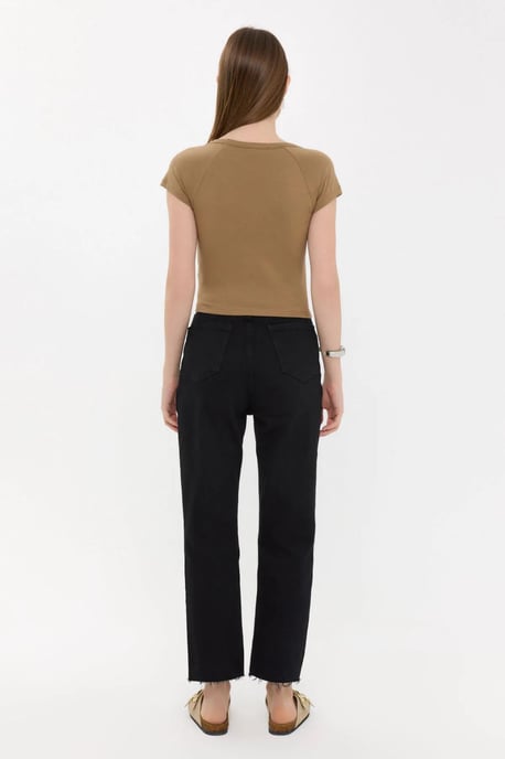 Basic T-shirt med kapärmar och V-ringning - Image 5