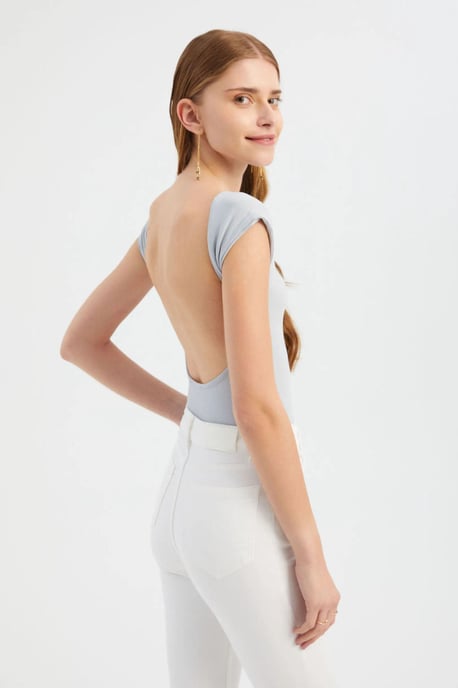 Rundhalsad Bodycon-top med Utrymme på Baksidan - Image 1