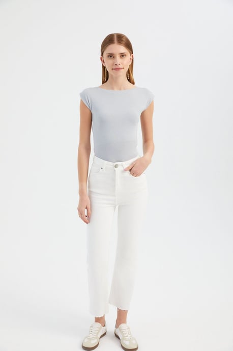 Rundhalsad Bodycon-top med Utrymme på Baksidan - Image 3