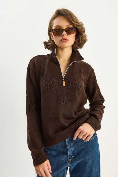 Embroidery Detailed Zipped Collar Knit Sweater - Image 4