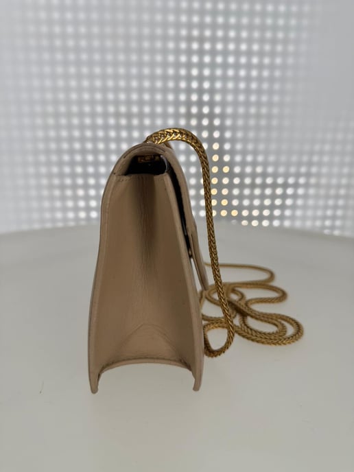 Saint Laurent Betty Axelremsväska i Beige Läder - Image 3