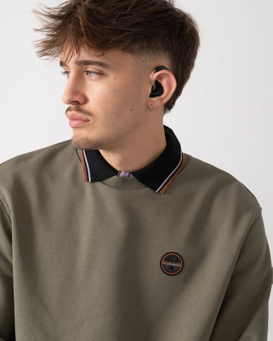 Badge Crew Neck Sweatshirt in Olive - Image 4