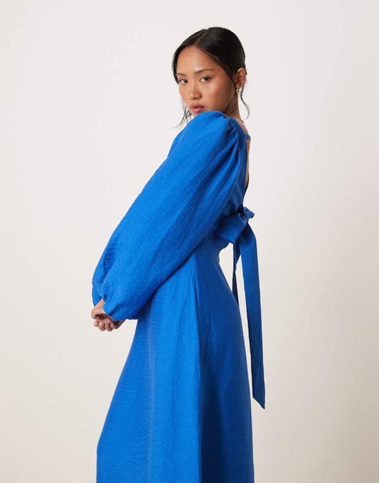 Nobody's Child Petite Zendaya balloon sleeve midi dress in blue - Image 2