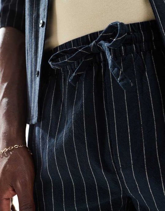 ONLY & SONS loose fit linen short co-ord in black pinstripe - Image 4