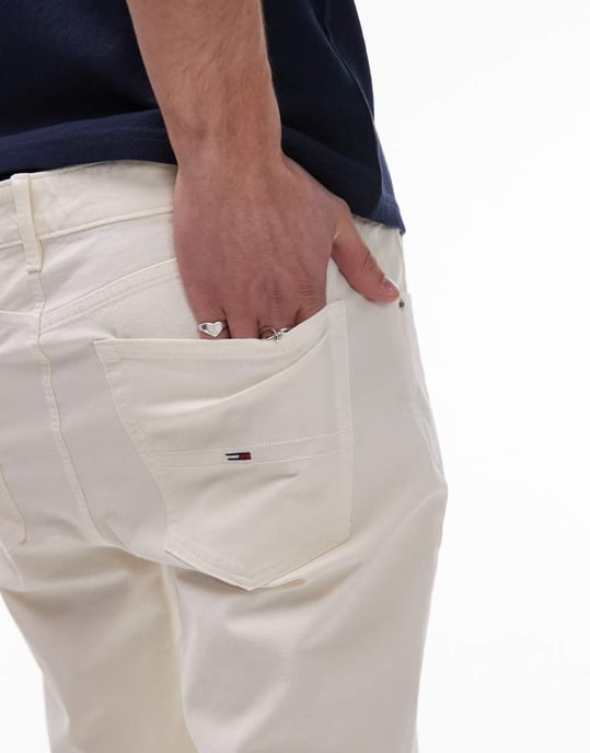 Tommy Jeans Otis regular shorts in cream - Image 3