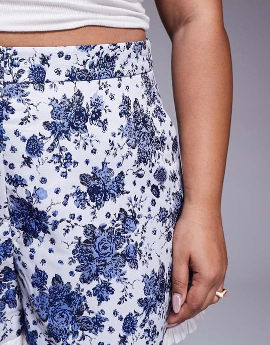 ASOS LUXE CURVE co-ord jacquard short with poplin contrast in blue floral - Image 4