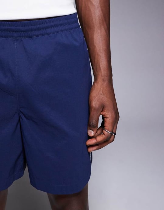 The North Face Class V Pathfinder logo shorts in navy - Image 2