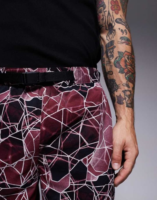 The North Face Class V Pathfinder belted logo shorts in burgundy print - Image 3