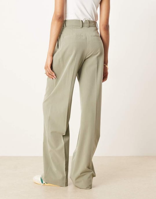 ASOS DESIGN Tall tailored wide leg trousers with pleat detail in khaki - Image 3