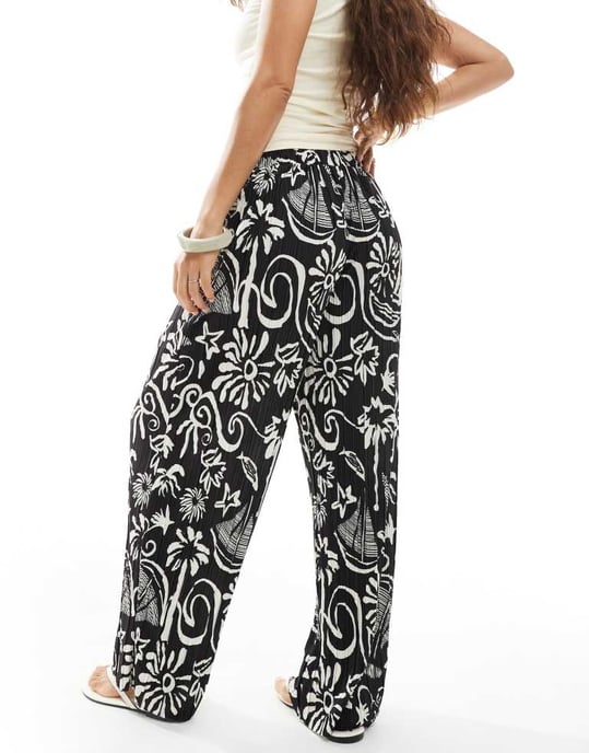 Vero Moda Petite high waist wide leg plisse trouser in tropical conversational print - Image 3