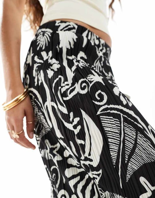 Vero Moda Petite high waist wide leg plisse trouser in tropical conversational print - Image 4