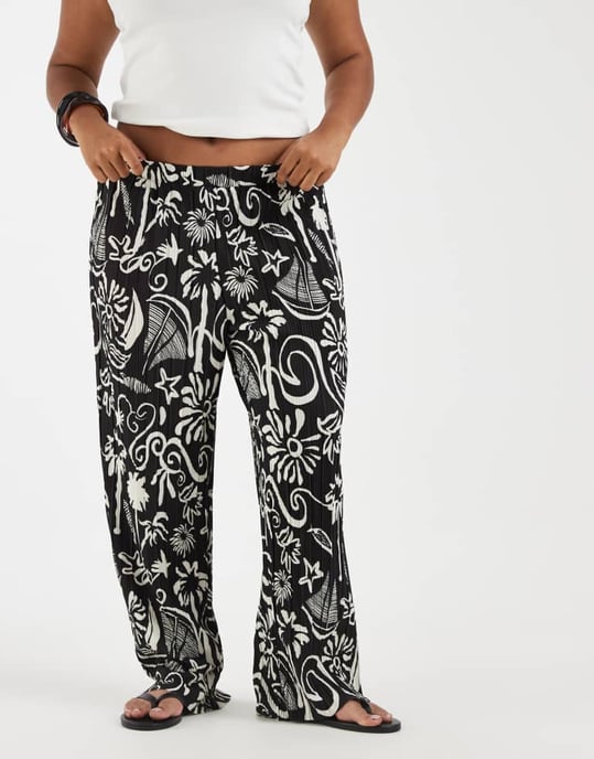 Vero Moda Curve high waist wide leg plisse trouser in tropical conversational print - Image 2