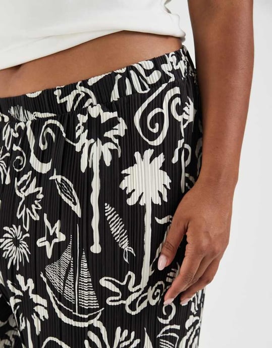Vero Moda Curve high waist wide leg plisse trouser in tropical conversational print - Image 3