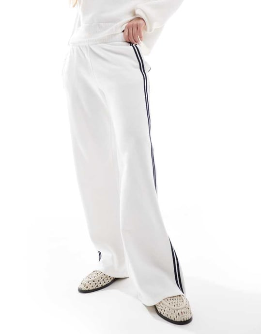 Hollister mid rise wide leg joggers in white - Image 2