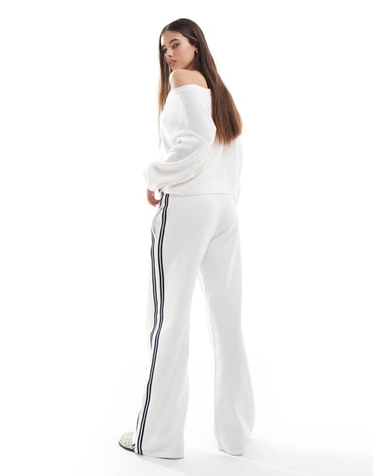 Hollister mid rise wide leg joggers in white - Image 3